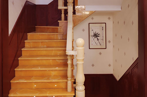 栾川中式别墅室内汉白玉石楼梯的定制安装装饰效果